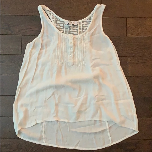 detailed, lacy top with working buttons - Picture 1 of 2